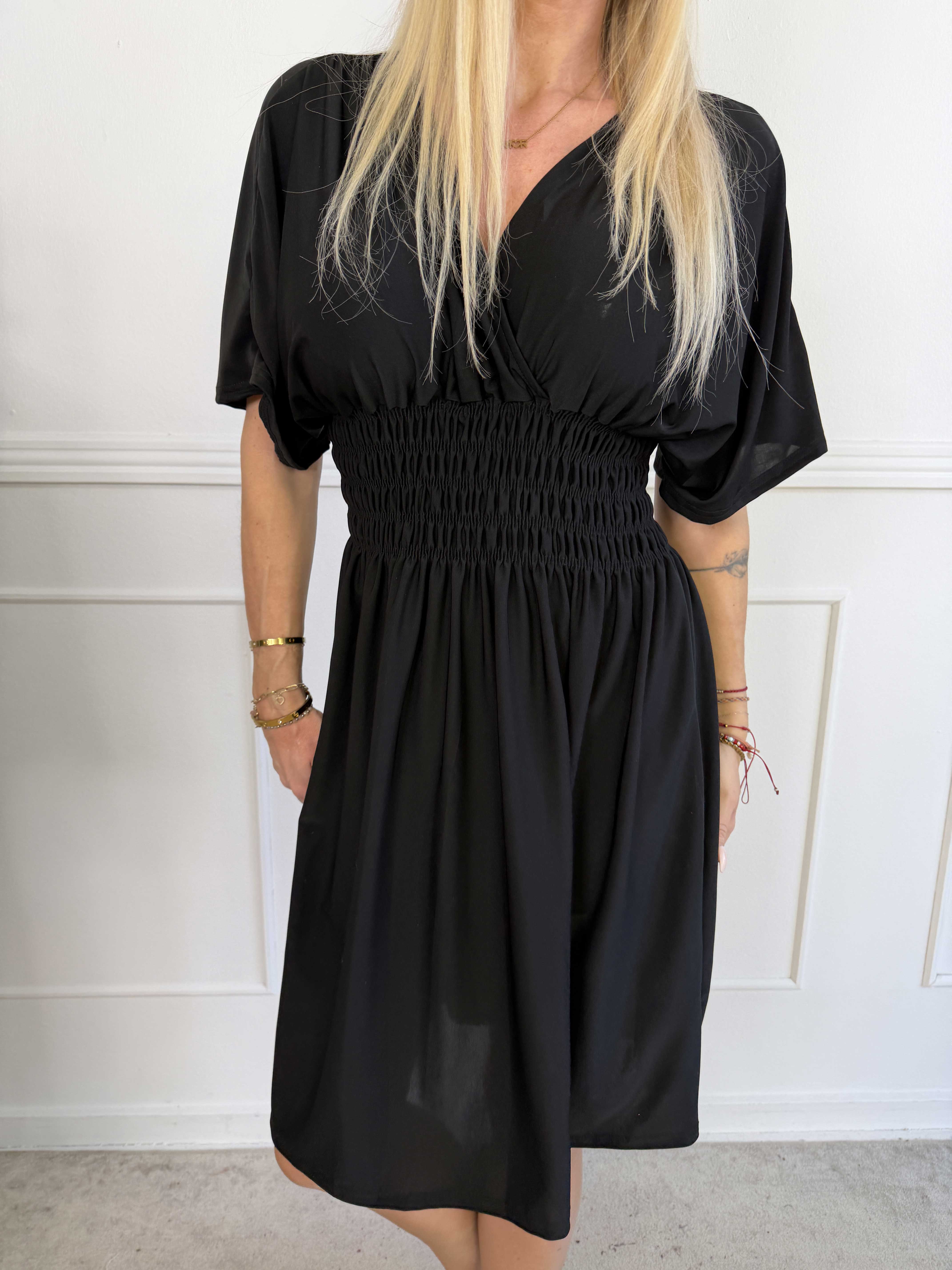 Pams Plain Short - Elastisk kjole med smock i taljen